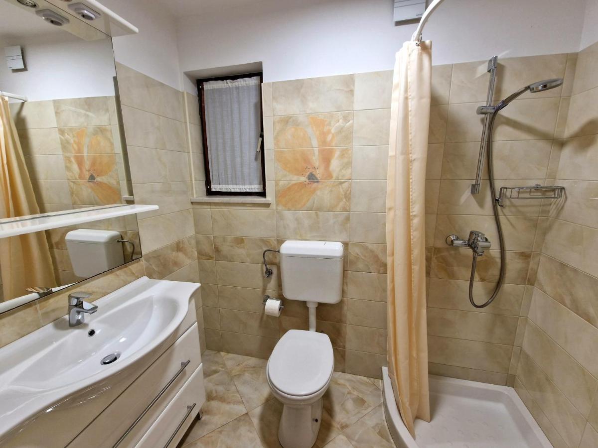 Apartments Cerin-ロヴィニ エクステリア 写真